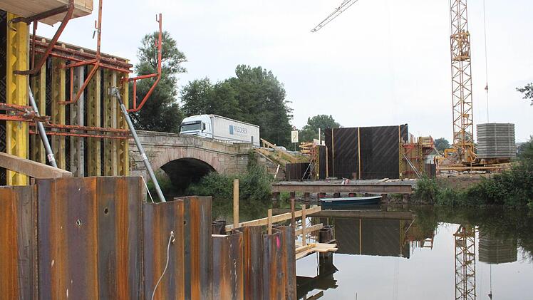 Über die alte Sandsteinbrücke läuft noch der Verkehr (im Hintergrund). Die neue Brücke führt nur wenige Meter weiter westlich über den Roten Main. Foto: Alexander Hartmann