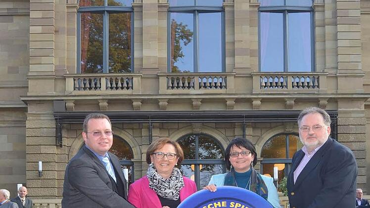 "Drehen und Spielen für Bedürftige" heißt es beim Sommerfest der Spielbank Bad Kissingen. Den Erlös dieser Veranstaltung teilen sich in diesem Jahr die Lebenshilfe Hammelburg, die Deutsche Knochenmarkspenderdatei, und die Aktion Patenkind der Mainpost. Auf unserem Foto von links: Thomas Porkristl (Lebenshilfe-Einrichtung), Schirmherrin Karin Renner, Spielbankdirektorin Heidrun Vorndran und Mainpost-Redakteur Siegfried Farkas (Aktion Patenkind e.V.)  Foto: Peter Rauch