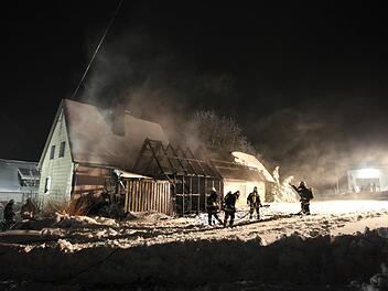 Ende Januar 2015 hat es auf dem Anwesen, in dem der Tatverdächtige wohnt, schon einmal gebrannt. An Wohnhaus, Garage und Scheune war da ein Sachschaden in Höhe von 25 000 Euro entstanden. Foto: Archiv/News5/Fricke