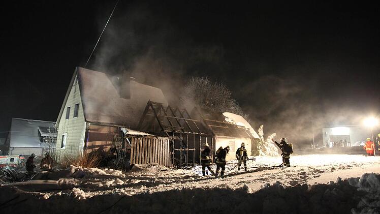 Ende Januar 2015 hat es auf dem Anwesen, in dem der Tatverdächtige wohnt, schon einmal gebrannt. An Wohnhaus, Garage und Scheune war da ein Sachschaden in Höhe von 25 000 Euro entstanden. Foto: Archiv/News5/Fricke