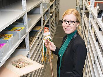 Daniela Sandner im Depot, wo sie gerade die Objekte für die Ausstellung aussucht.  Foto: Björn Hein