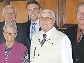 Dem Jubelpaar gratulierten (hinten von links) der stellvertretende Landrat Johann Pfister und die beiden B&uuml;rgermeister Jochen Hack und Friedrich Linz. Foto: p