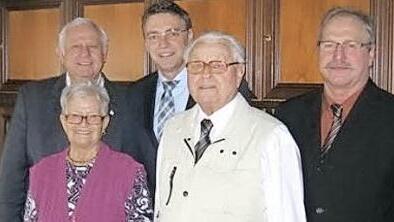 Dem Jubelpaar gratulierten (hinten von links) der stellvertretende Landrat Johann Pfister und die beiden B&uuml;rgermeister Jochen Hack und Friedrich Linz. Foto: p