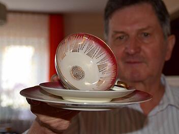 Viele Jahre wurden Kommunionkinder mit Sammeltassen beschenkt. Georg Rottenberger hat seine aufgehoben. In diesem Jahr feiert der Wollbacher seine Diamantene Kommunion. Foto: Kathrin Kupka-Hahn