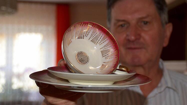 Viele Jahre wurden Kommunionkinder mit Sammeltassen beschenkt. Georg Rottenberger hat seine aufgehoben. In diesem Jahr feiert der Wollbacher seine Diamantene Kommunion. Foto: Kathrin Kupka-Hahn
