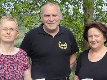 In Welitsch macht sich eine Bürgerinitiative gegen den Bau eines Milchviehstalls stark: (von links) Susanne Dittmann, Leonard Dittmann, Waltraud Wachter. Foto: K.- H. Hofmann