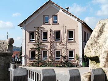 Im Altortbereich von Riedenberg (im Bild die Grundschule) werden Gebäudesanierungen künftig gefördert, die älter als 50 Jahre sind. Der Gemeinderat erweiterte den vorgesehenen Bereich um die Wiesenstraße und Küppel. Foto: Benedikt Borst/Archiv