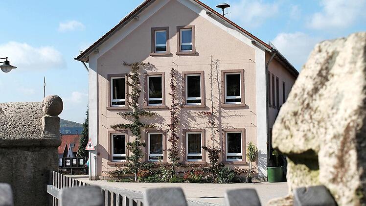 Im Altortbereich von Riedenberg (im Bild die Grundschule) werden Gebäudesanierungen künftig gefördert, die älter als 50 Jahre sind. Der Gemeinderat erweiterte den vorgesehenen Bereich um die Wiesenstraße und Küppel. Foto: Benedikt Borst/Archiv