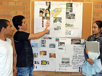 Eine Bildersammlung dokumentierte die Zustände in den Heimatländern der Flüchtlinge aus der berufsintegrationsklasse. Fotos: Andreas Welz