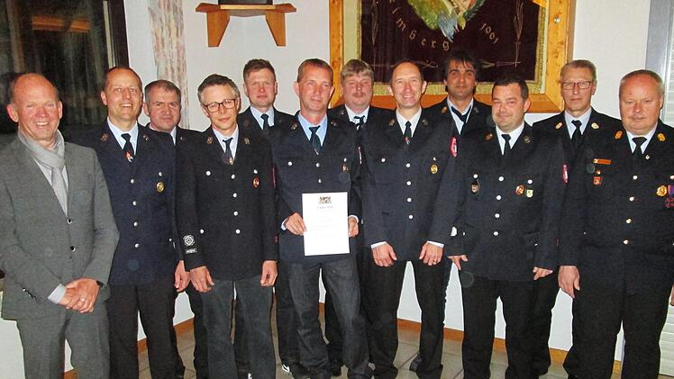 Bürgermeister Karlheinz Kickuth (links) Kreisbrandinspektor Thomas Eyrich und Kreisbrandmeister Klaus Wüscher (von rechts) dankten den Wehrmännern die seit 25 Jahren aktiven Dienst versehen  mit dem silbernen Ehrenkreuz. Winfried Ehling