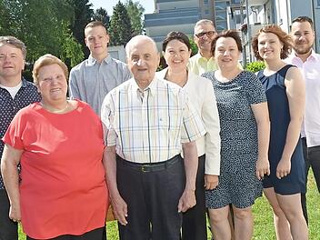 Gratulationscour zum 90. Geburtstag von Ottmar Sommer in Kronach: Martin Förtsch, Christine Sommer (Ehefrau), Ben Sommer, Jubilar Ottmar Sommer, Zweite Bürgermeisterin Angela Hofmann, Helmut Nusshardt, Bettina Nusshardt, Kathrin Nusshardt, Michael Zeitler (von links).  Foto: K.- H. Hofmann