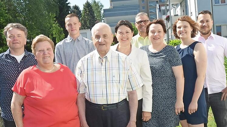 Gratulationscour zum 90. Geburtstag von Ottmar Sommer in Kronach: Martin Förtsch, Christine Sommer (Ehefrau), Ben Sommer, Jubilar Ottmar Sommer, Zweite Bürgermeisterin Angela Hofmann, Helmut Nusshardt, Bettina Nusshardt, Kathrin Nusshardt, Michael Zeitler (von links).  Foto: K.- H. Hofmann