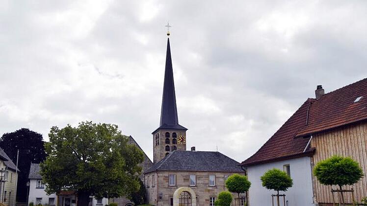Das historische Ensemble der Ortsmitte von Marktgraitz mit der Kirche und dem alten Schulhaus davor. Foto: Andreas Welz