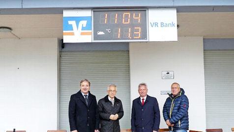 Der Trebgaster Gesch&auml;ftsstellenleiter Franz Josef Kraus, Bereichsdirektor Gerhard Zettel, B&uuml;rgermeister Werner Diersch und VG-Sachgebietsleiter Harald Will &uuml;berzeugten sich von der Funktionalit&auml;t der neuen Uhr  Foto: Dieter H&uuml;bner