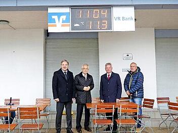 Der Trebgaster Geschäftsstellenleiter Franz Josef Kraus, Bereichsdirektor Gerhard Zettel, Bürgermeister Werner Diersch und VG-Sachgebietsleiter Harald Will überzeugten sich von der Funktionalität der neuen Uhr  Foto: Dieter Hübner