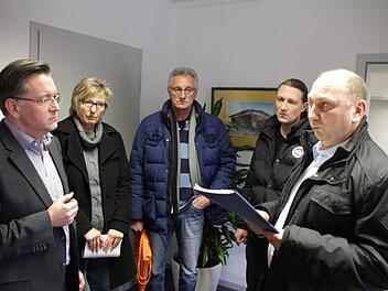 Sorgenvolle Blicke richten sich auf Bürgermeister Karsten Fischkal (links). Carola Riedel, Hans-Josef Schmidt, Jörg Galster und Rainer Herzig (von links) überreichten ihren offenen Brief mit 230 Unterschriften.  Foto: Andreas Dorsch