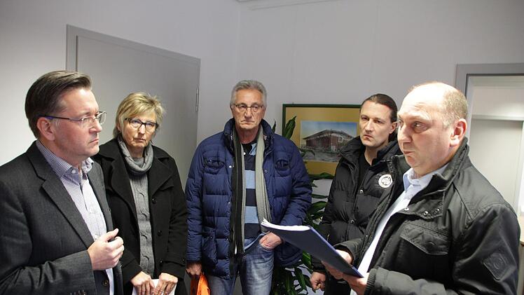 Sorgenvolle Blicke richten sich auf Bürgermeister Karsten Fischkal (links). Carola Riedel, Hans-Josef Schmidt, Jörg Galster und Rainer Herzig (von links) überreichten ihren offenen Brief mit 230 Unterschriften.  Foto: Andreas Dorsch