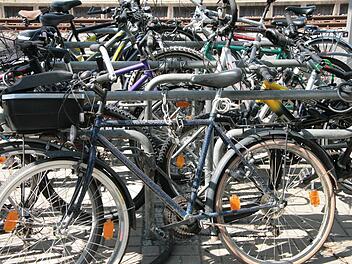 Am Kulmbacher Bahnhof sind zahlreiche Fahrräder abgestellt. Hier schlagen Diebe immer wieder zu, sagt die Polizei. Foto: Jürgen Gärtner