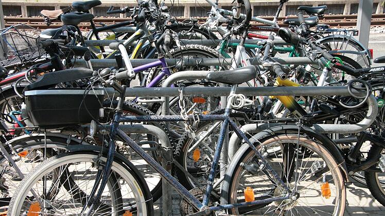 Am Kulmbacher Bahnhof sind zahlreiche Fahrräder abgestellt. Hier schlagen Diebe immer wieder zu, sagt die Polizei. Foto: Jürgen Gärtner