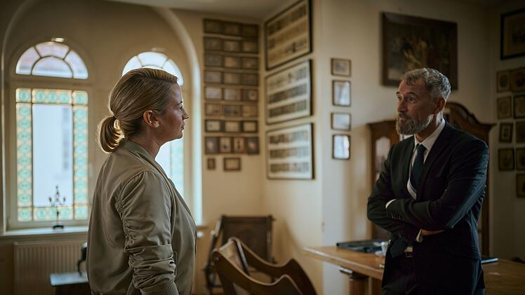 Im Verbindungshaus trifft Theresa Wolff (Nina Gummich) auf einen alten Bekannten (Heikko Deutschmann).
