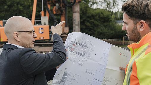 Oberbürgermeister Dr. Dirk Vogel machte sich mit Julian Hergenröther, Tiefbau, ein Bild von den Arbeiten an der Kläranlage.