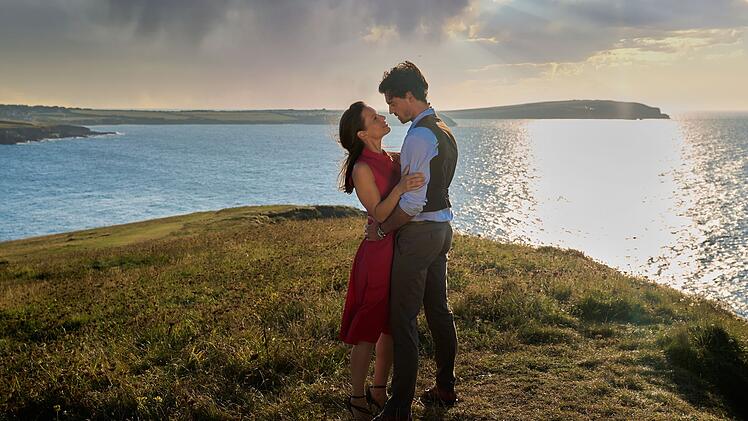 Das ZDF wiederholt die Liebesgeschichte von Mia (Leni Adams) und Jason (Hans Gurbig). Der 166. "Rosamunde Pilcher"-Film war 2022 zum ersten Mal im TV zu sehen.