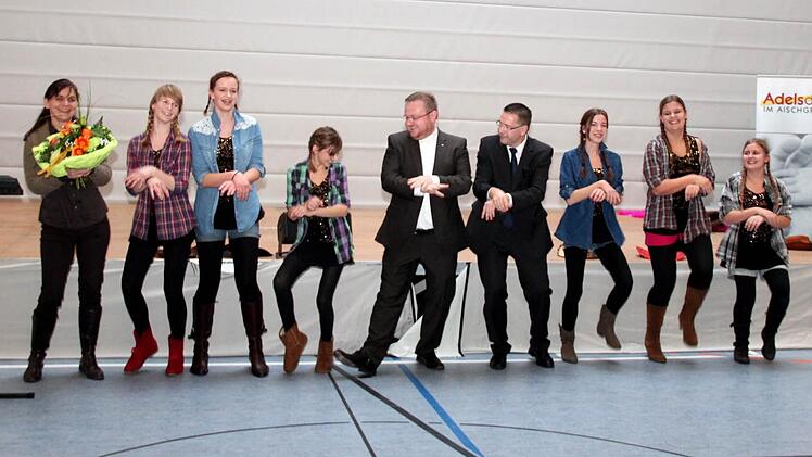 Pfarrer Thomas Ringer und Bürgermeister Karsten Fischkal probieren mit der Hobbytanzgruppe ,,Dance for fun'' verschiedene Tanzbewegungen.