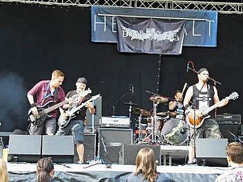 Die Coburger Band Drown in Grace hat gestern Nachmittag das No-Name-Festival im Rosengarten eröffnet. Foto: Helke Renner
