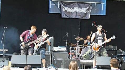 Die Coburger Band Drown in Grace hat gestern Nachmittag das No-Name-Festival im Rosengarten eröffnet. Foto: Helke Renner