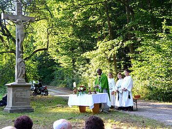 Kaplan Sylvester Ajunwa segnete das Andreaskreuz  Foto: Peter Rauch