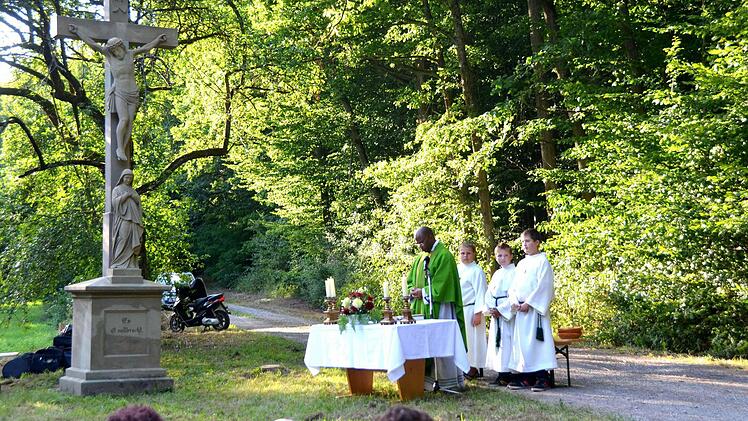 Kaplan Sylvester Ajunwa segnete das Andreaskreuz  Foto: Peter Rauch