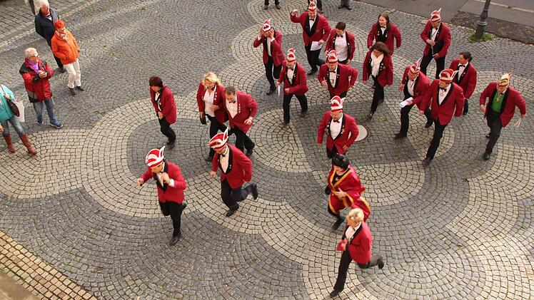 Nachdem der Countdown heruntergezählt war, stürmten die Narren das Staffelsteiner Rathaus. Auf dem Marktplatz erscholl laut ihr Schlachtruf: "SKK-ra-ra-ra!"