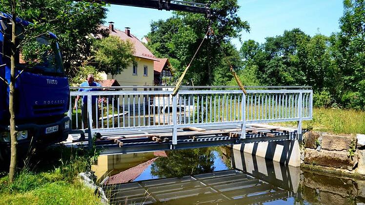 Stück für Stück wuchs in den vergangenen Tage die Brücke Richtung Feuln. Foto: Dieter Hübner