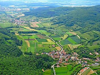 Sanfte Hügel, Wiesen, Wälder und Felder kennzeichnen die Landschaft zwischen Regnitztal und Jura. Fotos: Ronald Rinklef