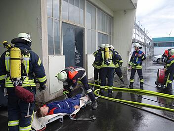 Fünf Verletzte mussten im Rahmen der Feuerwehrübung geborgen werden. Die Feuerwehren arbeiteten auch mit Atemschutzgeräten. Die Rauchentwicklung im Gebäude wurde dazu simuliert. Foto: Heike Beudert