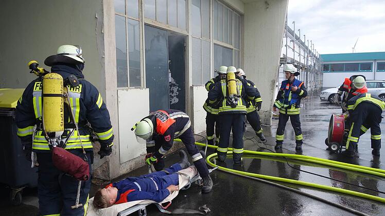 Fünf Verletzte mussten im Rahmen der Feuerwehrübung geborgen werden. Die Feuerwehren arbeiteten auch mit Atemschutzgeräten. Die Rauchentwicklung im Gebäude wurde dazu simuliert. Foto: Heike Beudert