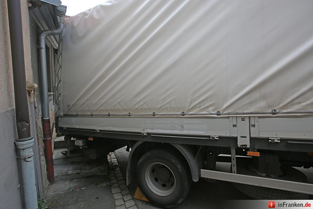 Irrfahrt durch Bamberger Altstadt endet fŸr Lkw festgefahren an Hauswand