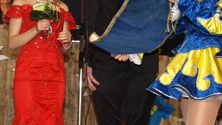 Ihre Lieblichkeit Prinzessin Christina I. (Christina Winter) und Exzellenz Prinz Kevin I. (Kevin Linsner) präsentieren ihre "Regierungserklärung". Foto: Stefan Geiger
