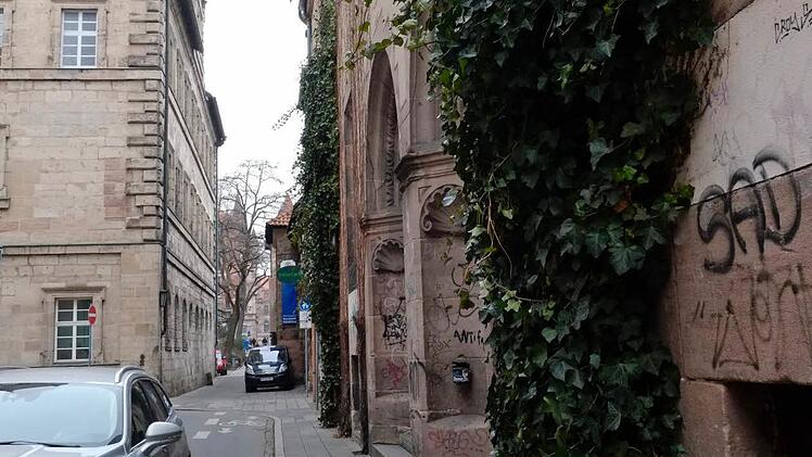 Nachts ist vor dem Eingang zum alten KOMM für Autos meist kein Durchkommen. Foto: Nikolas Pelke