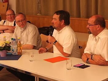 Generalvikar Thomas Keßler (Zweiter von links) stellte sich in Zeil den Fragen der Gläubigen. Mit ihm diskutierten (von rechts) Diakon Bernhard Trunk, Pfarrer Michael Erhart und Dekan Stefan Gessner.  Foto: ks