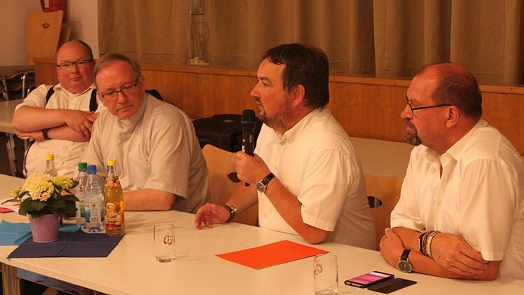Generalvikar Thomas Keßler (Zweiter von links) stellte sich in Zeil den Fragen der Gläubigen. Mit ihm diskutierten (von rechts) Diakon Bernhard Trunk, Pfarrer Michael Erhart und Dekan Stefan Gessner.  Foto: ks