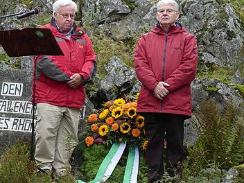 Rhönklub-Präsident Jürgen Reinhardt (links) und Vizepräsident Bernd Günder (rechts) legten am Ehrenmal den Kranz nieder. Marion Eckert