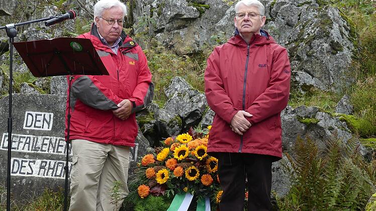 Rhönklub-Präsident Jürgen Reinhardt (links) und Vizepräsident Bernd Günder (rechts) legten am Ehrenmal den Kranz nieder. Marion Eckert