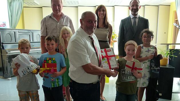 Sch&uuml;ler der vierten Klasse &uuml;berreichten als Abschiedsgeschenk Kochutensilien an Johannes F&ouml;rst. Mit im Bild  hinten v. l. Werner Thomas, Claudia K&ouml;hler und Ulrich BarthLothar Weidner