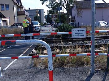 Der Übergang verbindet den Oberen Bahnweg in Creidlitz mit dem Gewerbegebiet Hahnwiese. Der nächste Übergang befindet sich am Fabrikweg. Er ist mit Schranken gesichert. Foto: Simone Bastian