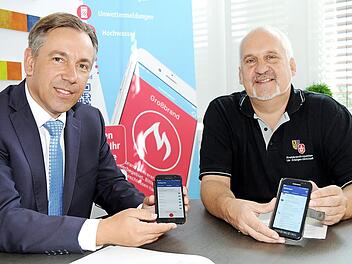 Landrat Alexander Tritthart (links) und Kreisbrandinspektor Stefan Brunner stellen die ERH-App vor. Foto: Landratsamt