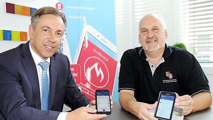 Landrat Alexander Tritthart (links) und Kreisbrandinspektor Stefan Brunner stellen die ERH-App vor. Foto: Landratsamt