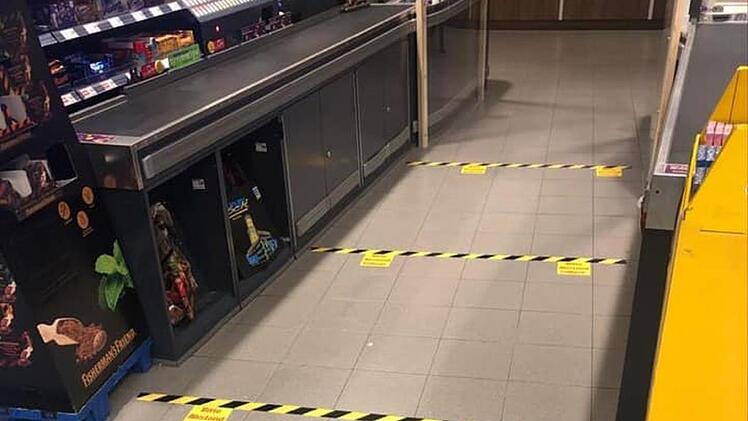 In allen Edeka-Schuler-Filialen ist Plexiglas an den Kassen angebracht worden. So will der Markt Kunden und Mitarbeiter gleichermaßen schützen. Foto: Facebook   E-Center Schuler Fürth Hornschuchcenter