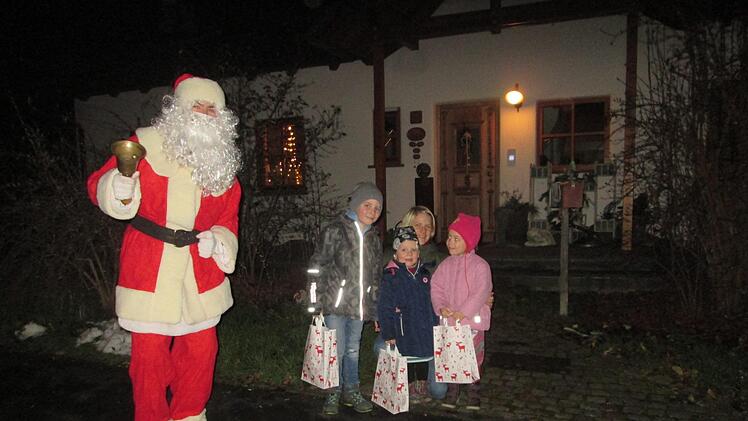 Der Nikolaus war willkommen bei klein und groß. Er überbrachte den Obereschenbacher Kindern Geschenktüten  und vermittelte damit weihnachtliche Vorfreude.     Foto: Winfried Ehling