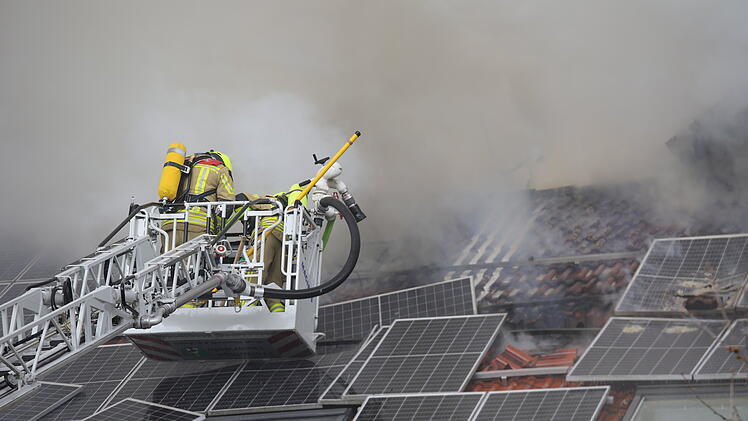 Photovoltaik kompliziert Löscharbeiten: Dachstuhlbrand im Kreis Neustadt an der Aisch